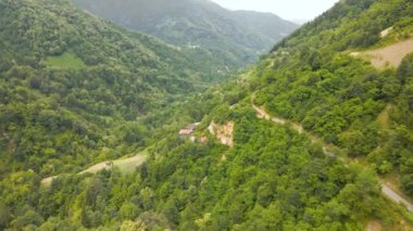 Dağların ve dağ yollarının üzerinden insansız hava aracı uçuşu. Adjara. Georgia mı? Yüksek kaliteli FullHD görüntüler