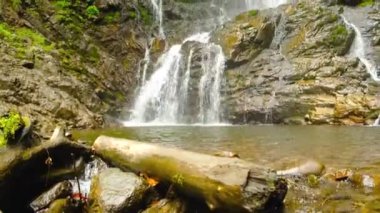 Şelale göle akar, havadan çekilir. Yüksek kalite 4K görüntü. Yüksek kalite 4k görüntü
