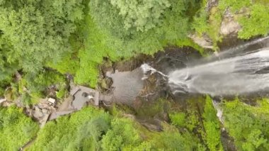 Merisi şelalesinin insansız hava aracı görüntüsü. İnsansız hava aracı bir spiral içinde ateş eder. Yüksek kaliteli FullHD görüntüler