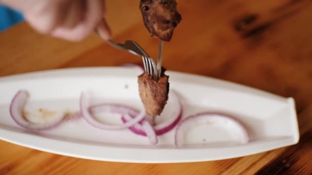 刚刚在煤块上油炸过的肉 用刀插在盘子里 从绞盘上移开 沙什里克是传统的高加索菜 高质量的4K镜头 — 图库视频影像