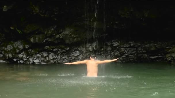 Las Manos Turísticas Del Hombre Extendieron Bañadores Nadando Bajo Una — Vídeos de Stock