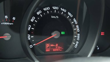 Arabanın gösterge paneli, yakın plan. Makine kontrolü. Eko modu, yanıp sönen yeşil ışık sürücü emniyet kemeri takmıyor. Yüksek kalite 4k görüntü