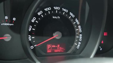 Arabanın gösterge paneli, yakın plan. Makine kontrolü. Eko modu, yanıp sönen yeşil ışık sürücü emniyet kemeri takmıyor. Yüksek kalite 4k görüntü