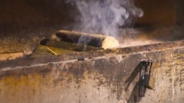 Izgarada odun yakarken çok duman çıkıyor. Yüksek kalite 4k görüntü