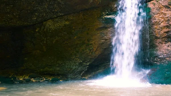 Increíble Cascada Desfiladero Montaña Agua Cayendo Golpeando Superficie Del Agua — Foto de Stock