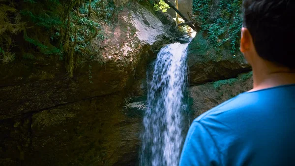 Vista Trasera Del Hombre Viajero Cascada Disfrutar Naturaleza Hermoso Paisaje — Foto de Stock