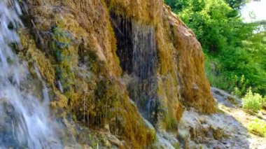 Gürcistan 'ın Racha bölgesinde kalp şeklinde şelale. Aşkın şelalesi. Yüksek kalite 4k görüntü