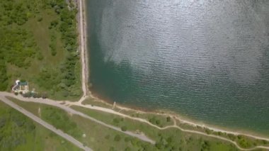 Racha 'daki Shaori Gölü üzerinde İHA uçuşu. Shaori Reservoir arazisi ve kıyı şeridi araştırması. Yüksek kalite 4k görüntü