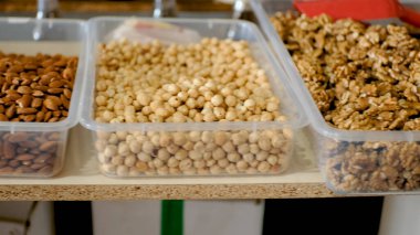 Doğu pazarında çeşitli fıstıkların sergilendiği bir yer. Gürcistan pazarı. Yüksek kalite 4k görüntü