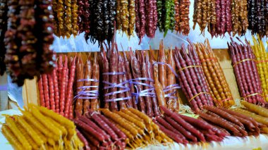 Doğu Caddesi Marketi 'ndeki zenci kilisesi. Geleneksel Gürcü tatlı yemekleri. - Evet. Yüksek kalite 4k görüntü