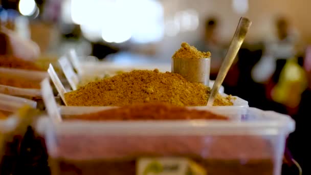 Olika Doftande Krydda Marknaden Sortiment Kryddor Och Örter För Matlagning — Stockvideo