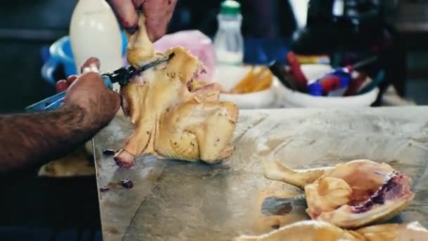 Mâinile Unui Caucazian Tăind Pui Piaţă Tăierea Puiului Crud Bucăți — Videoclip de stoc