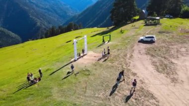 Gürcistan 'daki dağların arka planına karşı İHA uçuşu, Svaneti heshkili. Yüksek kalite 4k görüntü
