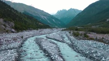 Nehir akışının yukarıdan görünüşü, Mestia, Georgia. - Evet. Yüksek kalite 4k görüntü