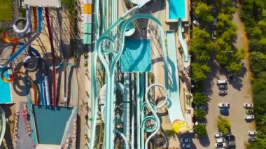 Aquapark Dolusu 'nun üzerinde insansız hava manzarası Kemer-Türkiye. Yüksek kaliteli FullHD görüntüler