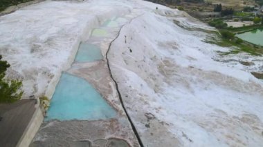 Pamukkale Travertines Sinematik Hava Aracı görüntüleri. Beyaz kireçtaşı mineral oluşumları. Yüksek kaliteli FullHD görüntüler