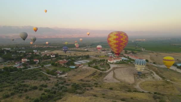 Türkiye Şafakta Sıcak Hava Balonu Uçuşu Yüksek Kaliteli Fullhd Görüntüler — Stok video