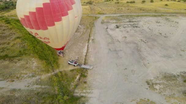 Horkovzdušný Balón Přistává Trámu Letu Vysoce Kvalitní Fullhd Záběry — Stock video