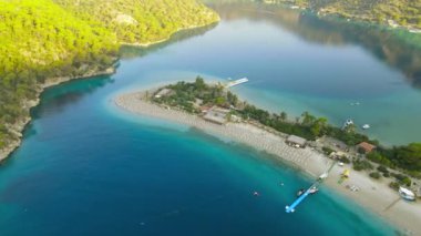 Oludeniz sahilinin üzerinde mavi bir göl üzerinde uçuyor. Kristal mavi suyu olan güzel bir koy. - Evet. Yüksek kaliteli FullHD görüntüler