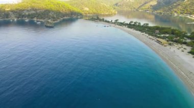 Oludeniz sahilinin üzerinde mavi bir göl üzerinde uçuyor. Kristal mavi suyu olan güzel bir koy. - Evet. Yüksek kaliteli FullHD görüntüler