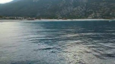 Oludeniz Sahili Belchekiz. Denizden kumsala hızlı bir uçuş. Yüksek kaliteli FullHD görüntüler