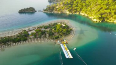 Oludeniz sahilinin üzerinde mavi bir göl üzerinde uçuyor. Kristal mavi suyu olan güzel bir koy. - Evet. Yüksek kaliteli FullHD görüntüler