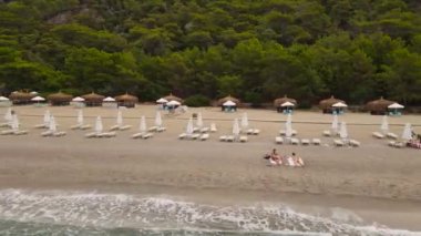 Oludeniz 'deki Kidrak Paradise Sahili üzerinden hızlı insansız hava aracı uçuşu. Yüksek kaliteli FullHD görüntüler