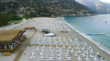 Oludeniz Sahili Belchekiz. Kumsalın üzerinden uçacağız. Yüksek kaliteli FullHD görüntüler