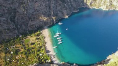 Kelebek Vadisi Kelebek Vadisi 'nin deniz ve sahil manzarası. Yüksek kaliteli FullHD görüntüler