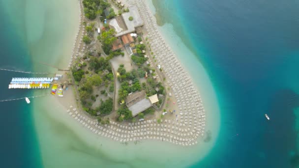 Lecąc Nad Plażą Oludeniz Blue Lagoon Piękna Zatoka Krystalicznie Czystą — Wideo stockowe