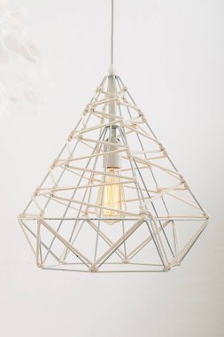 Poligonal avize, altın, pirinç, bir üçgen içinde lamba farklı şekiller mum vardır. Moda tasarım avizeler.