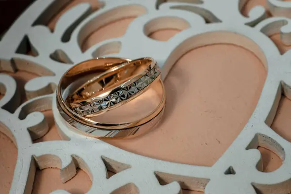 Wedding Rings Stand Form Heart — Stock Photo, Image