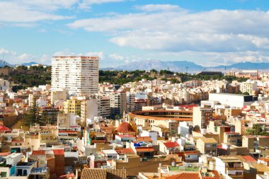 Castillo Santa Barbara 'nın tepesinden Alicante binalarının çatılarına bakın.