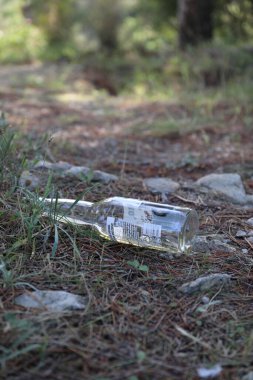 Dağın ortasına atılan cam bir şişenin fotoğrafı, bazı vatandaşların sorumsuzluğuna yönelik toplumsal eleştiriler