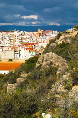 Castillo Santa Barbara 'nın tepesinden Alicante binalarının çatılarına bakın.