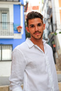 Alicante şehrinde model kılığında sakallı yakışıklı, esmer bir adam.