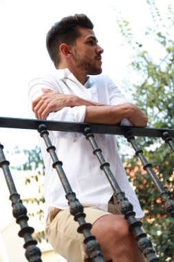 Alicante şehrinde model kılığında sakallı yakışıklı, esmer bir adam.