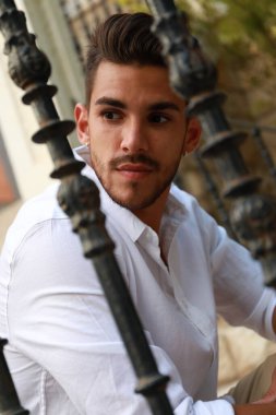 Alicante şehrinde model kılığında sakallı yakışıklı, esmer bir adam.