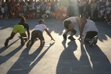 Latin Amerikalılar sokakta dans ediyorlar San Sebastian Donostia 'daki La Concha plajında, 1 Eylül 2017
