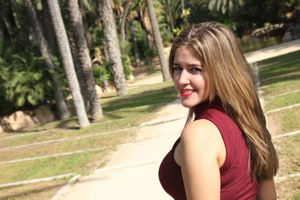 Csinos Vonzó Szőke Lány Mosollyal Alicantei Parkban — Stock Fotó