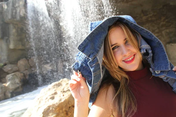 Mooi Aantrekkelijk Blond Meisje Met Een Glimlach Een Park Alicante — Stockfoto
