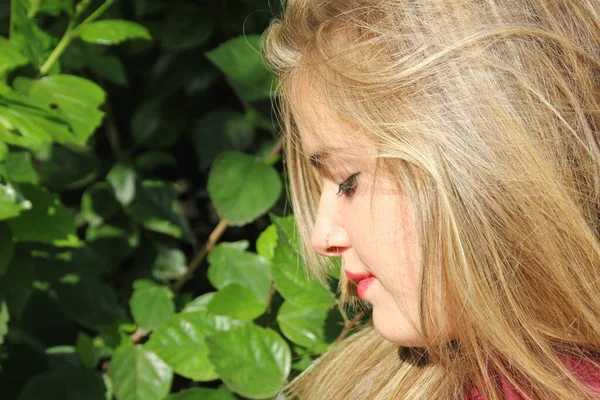 Красуня Приваблива Блондинка Посмішкою Парку Аліканте — стокове фото