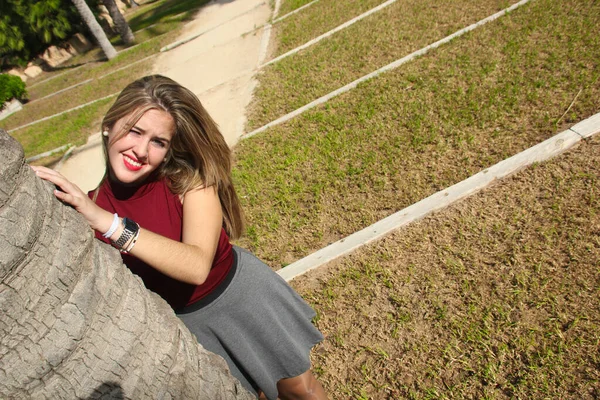 可愛いです 魅力的でブロンドの女の子とともにアリカンテの公園で笑顔 — ストック写真