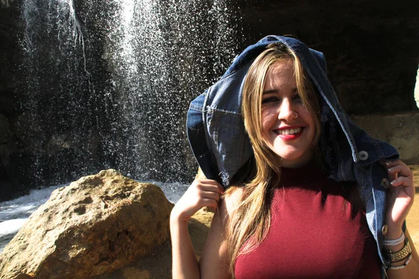 Menina Bonita Atraente Loira Com Sorriso Parque Alicante — Fotografia de Stock