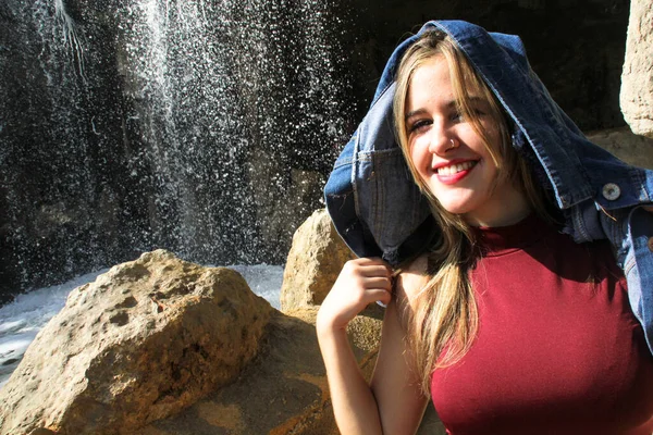Mooi Aantrekkelijk Blond Meisje Met Een Glimlach Een Park Alicante — Stockfoto