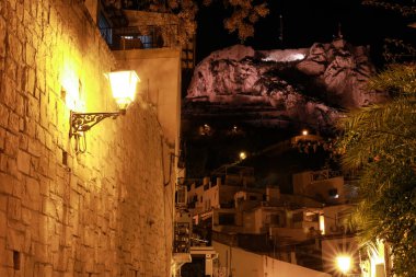 Eski Alicante kasabasından Castillo Santa Barbara 'nın geceleri manzarası