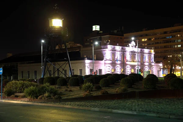 Alicante Şehrinde Gece Görülen Bir Kavşakta Süslü Bir Deniz Feneri — Stok fotoğraf