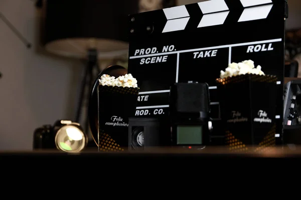 Klappbrett Für Filmaufnahmen Mit Popcorn Fühlt Man Sich Eher Wie — Stockfoto