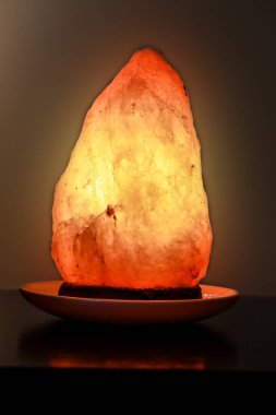 Himalaya lambası manyetik dalgaları ortadan kaldırır ve sizi rahatlatır, spa için ideal, sağlık merkezinde masaj yapmak için dekorasyon