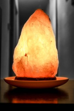 Himalaya lambası manyetik dalgaları ortadan kaldırır ve sizi rahatlatır, spa için ideal, sağlık merkezinde masaj yapmak için dekorasyon